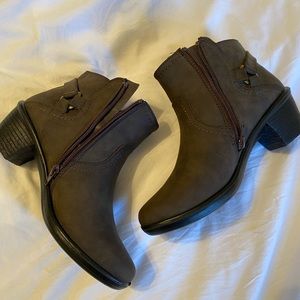 NWOT brown booties • 7.5 • perfect condition